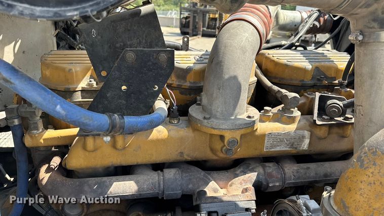 image for item DO2231 2000 Peterbilt 378 semi truck