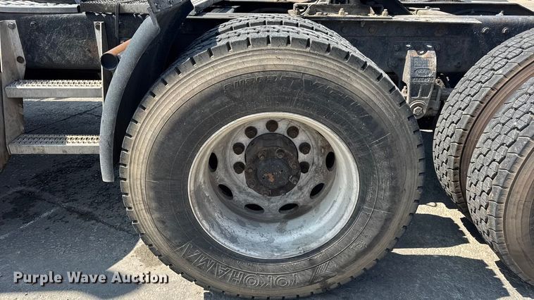 image for item DO2231 2000 Peterbilt 378 semi truck