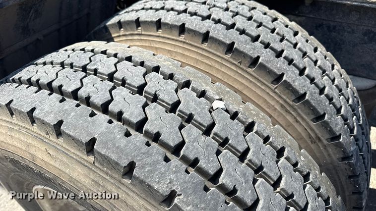 image for item DO2231 2000 Peterbilt 378 semi truck