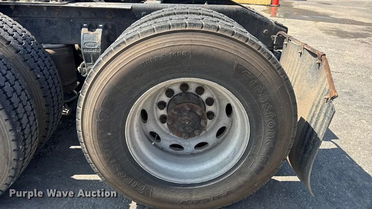 image for item DO2231 2000 Peterbilt 378 semi truck