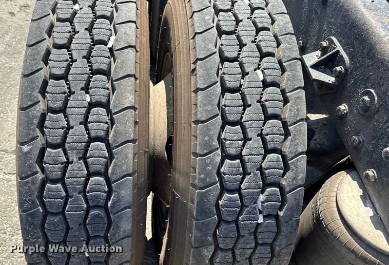 image for item DO2231 2000 Peterbilt 378 semi truck