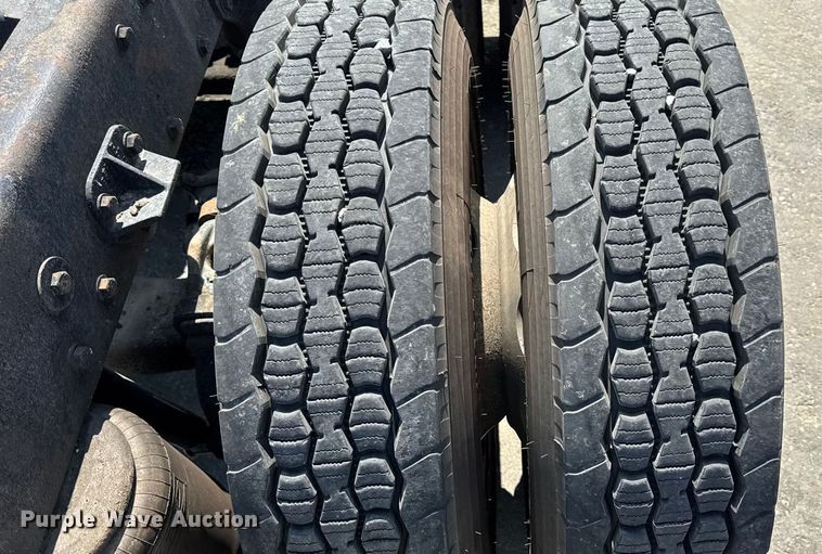 image for item DO2231 2000 Peterbilt 378 semi truck