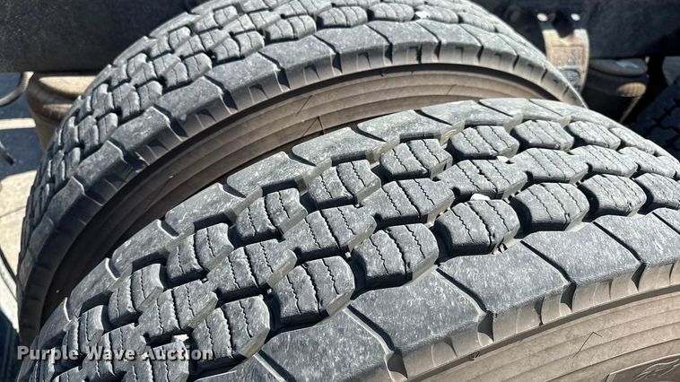 image for item DO2231 2000 Peterbilt 378 semi truck