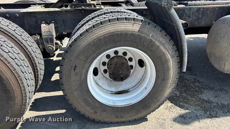 image for item DO2231 2000 Peterbilt 378 semi truck