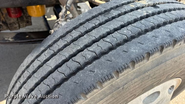 image for item DO2231 2000 Peterbilt 378 semi truck