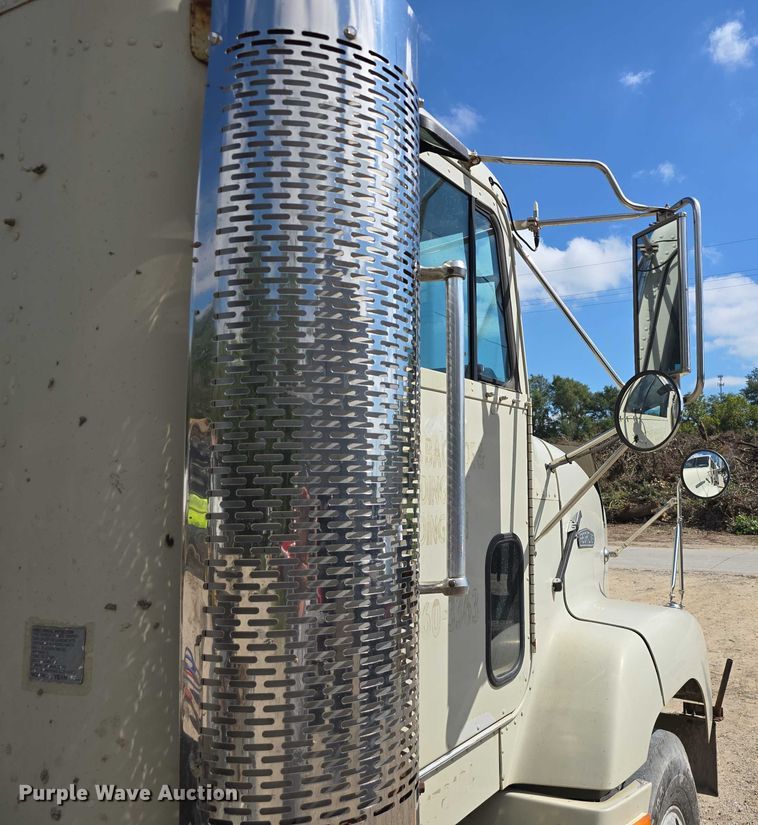 image for item DP8838 1991 Freightliner Conventional semi truck