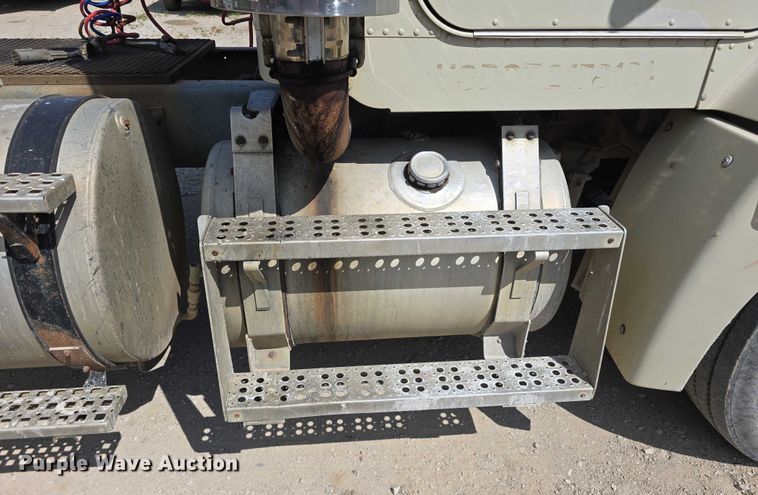 image for item DP8838 1991 Freightliner Conventional semi truck