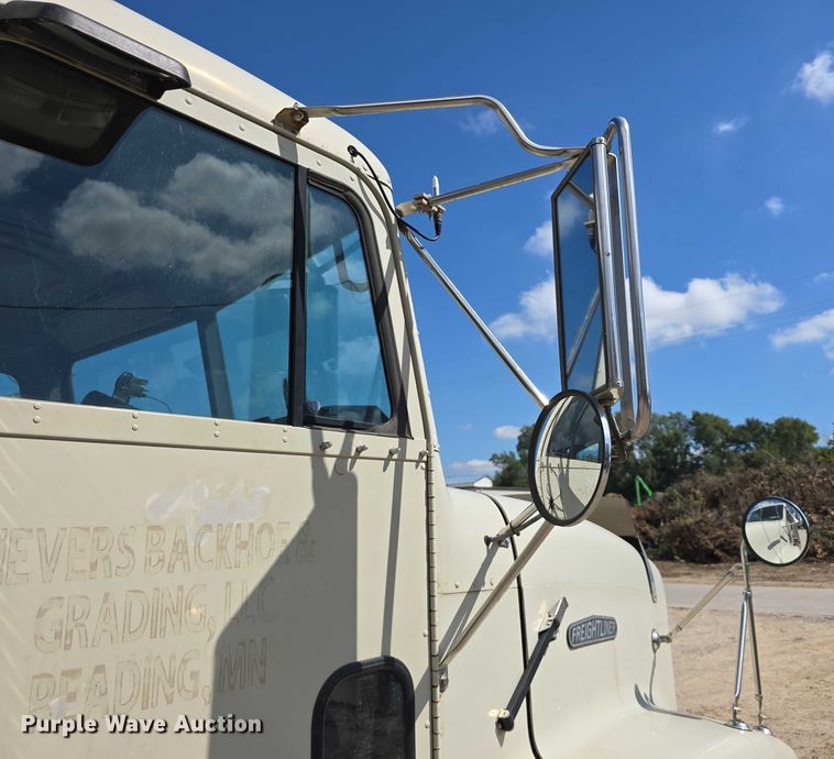 image for item DP8838 1991 Freightliner Conventional semi truck