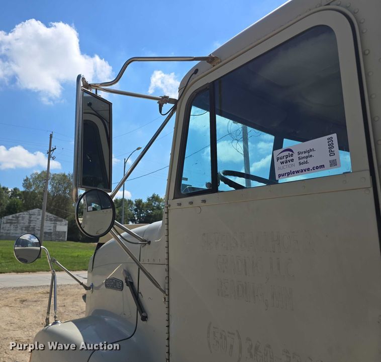 image for item DP8838 1991 Freightliner Conventional semi truck