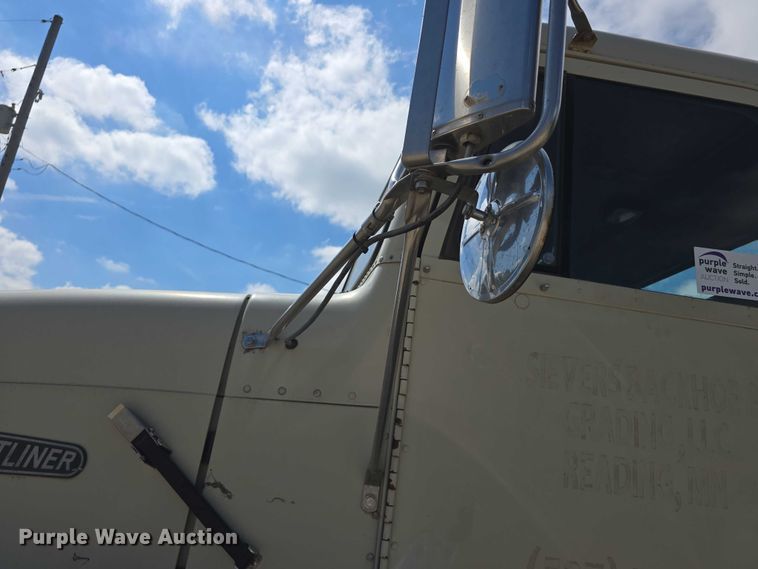 image for item DP8838 1991 Freightliner Conventional semi truck