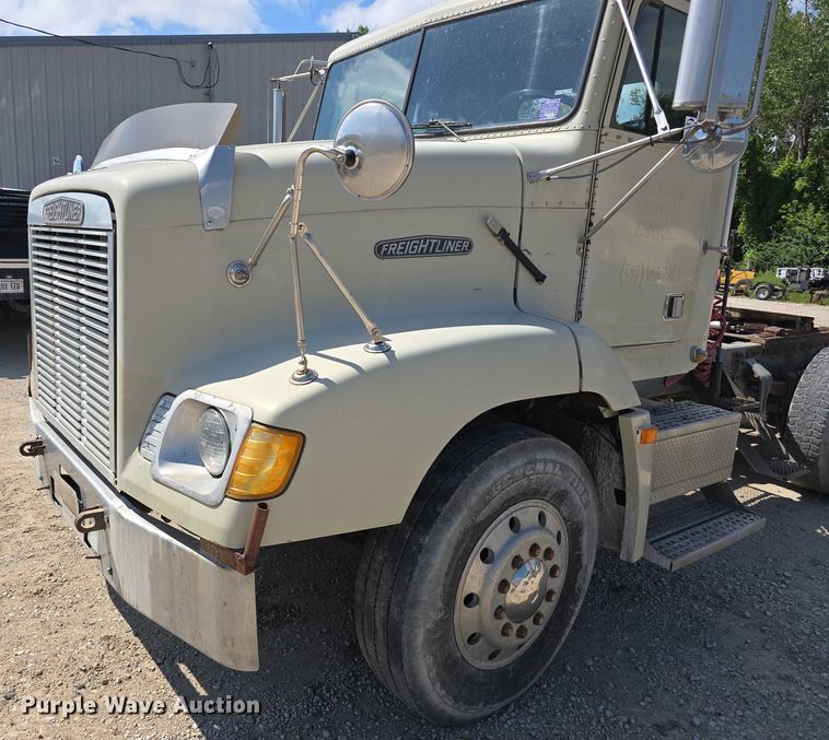 image for item DP8838 1991 Freightliner Conventional semi truck