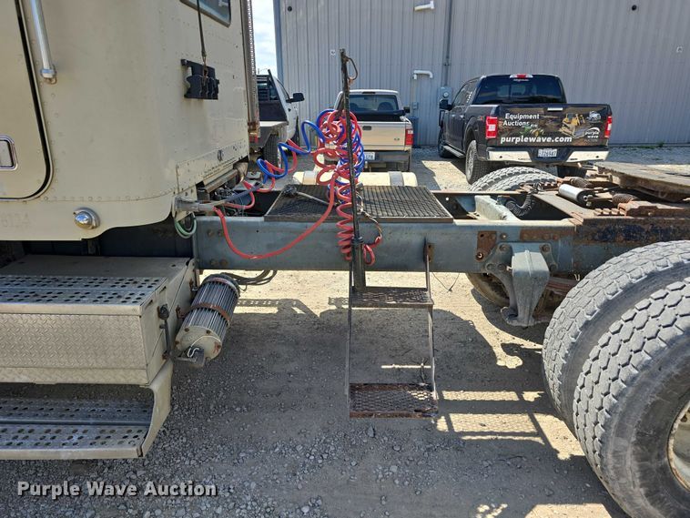 image for item DP8838 1991 Freightliner Conventional semi truck