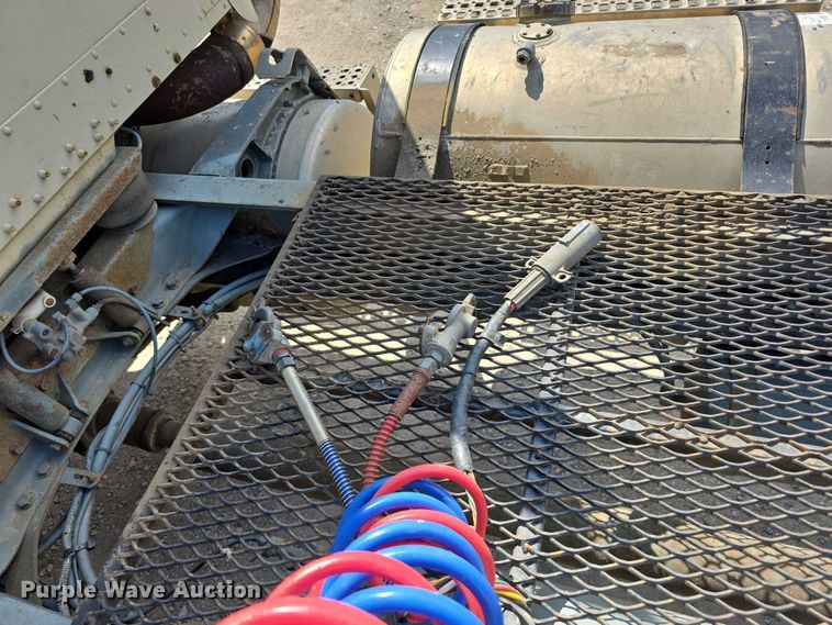 image for item DP8838 1991 Freightliner Conventional semi truck