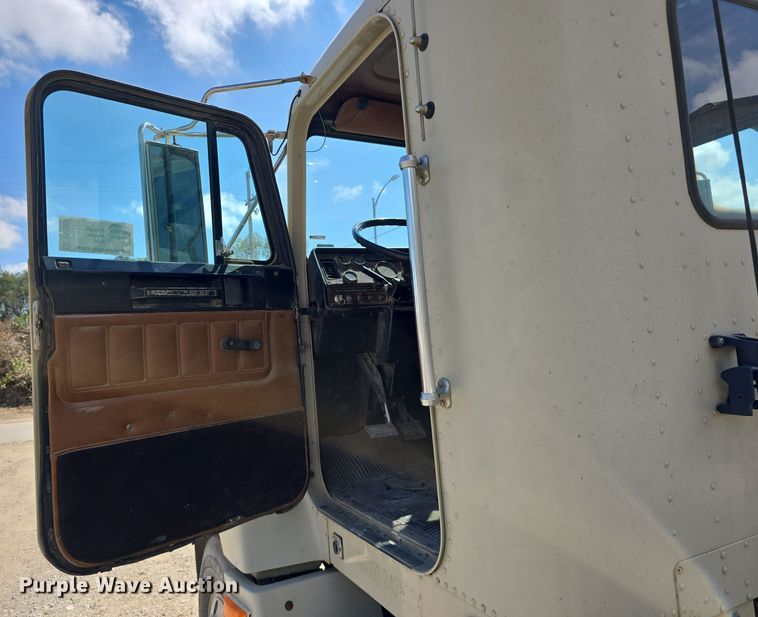 image for item DP8838 1991 Freightliner Conventional semi truck