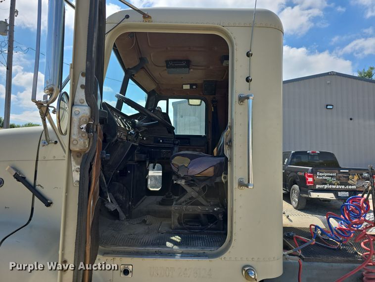 image for item DP8838 1991 Freightliner Conventional semi truck