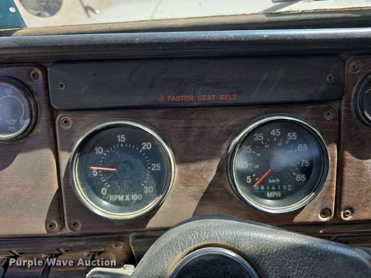 image for item DP8838 1991 Freightliner Conventional semi truck