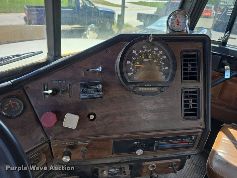 image for item DP8838 1991 Freightliner Conventional semi truck