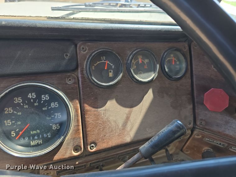 image for item DP8838 1991 Freightliner Conventional semi truck