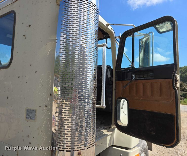 image for item DP8838 1991 Freightliner Conventional semi truck