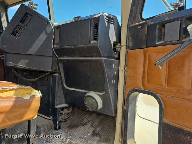 image for item DP8838 1991 Freightliner Conventional semi truck