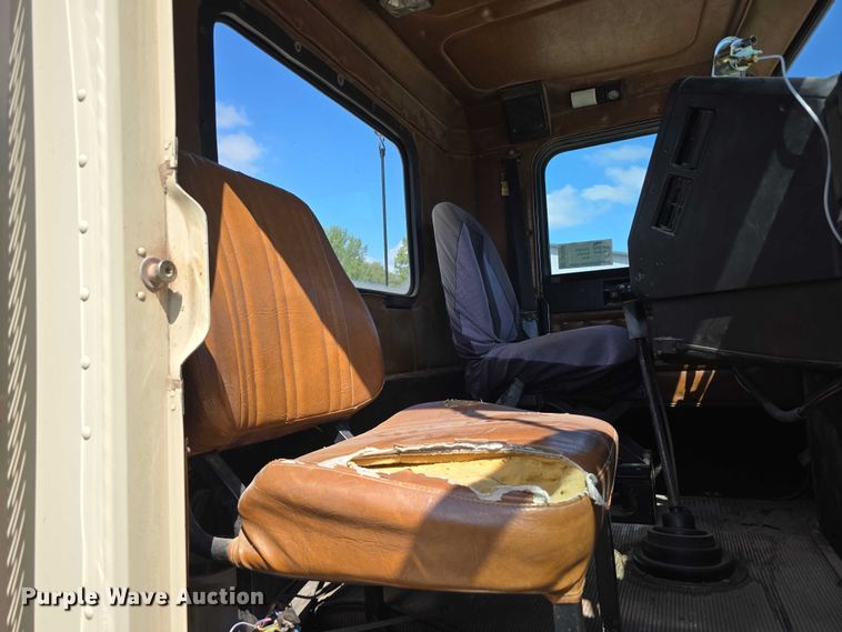 image for item DP8838 1991 Freightliner Conventional semi truck