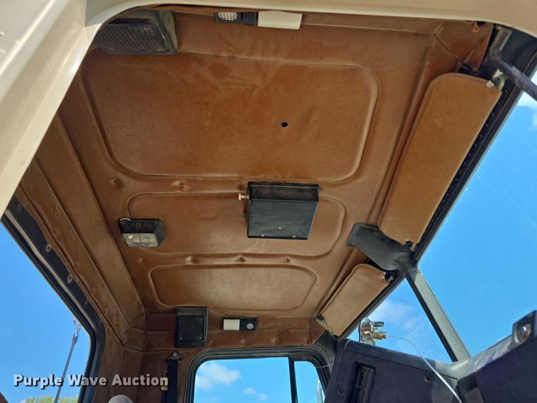 image for item DP8838 1991 Freightliner Conventional semi truck