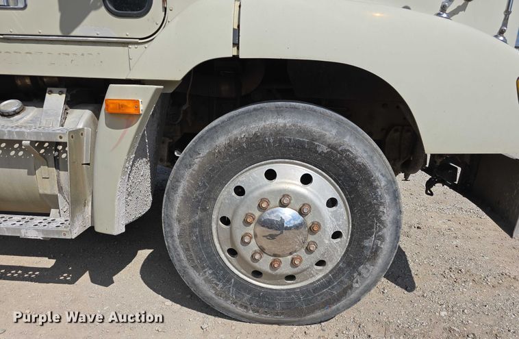 image for item DP8838 1991 Freightliner Conventional semi truck