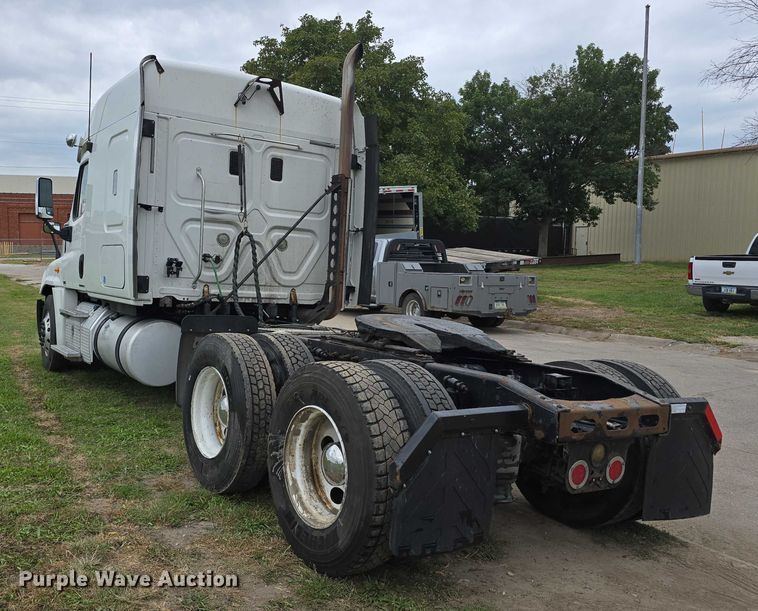 image for item DR3997 2012 Freightliner Cascadia semi truck