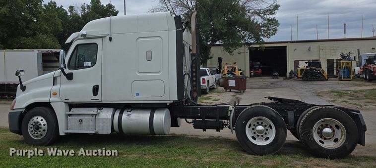 image for item DR3997 2012 Freightliner Cascadia semi truck