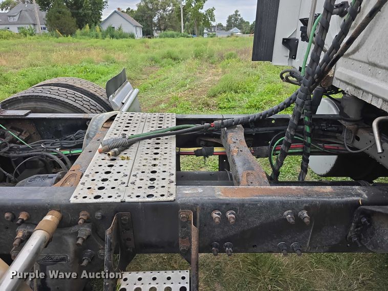 image for item DR3997 2012 Freightliner Cascadia semi truck