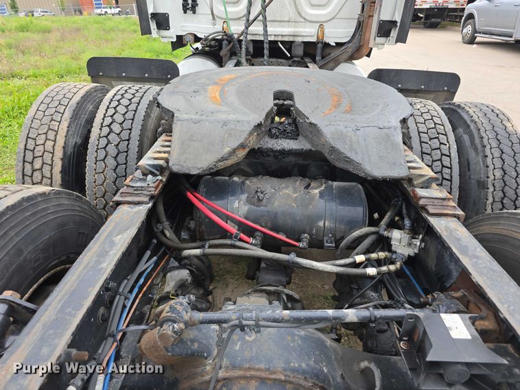 image for item DR3997 2012 Freightliner Cascadia semi truck