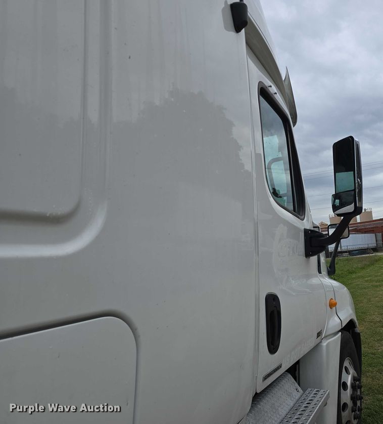 image for item DR3997 2012 Freightliner Cascadia semi truck