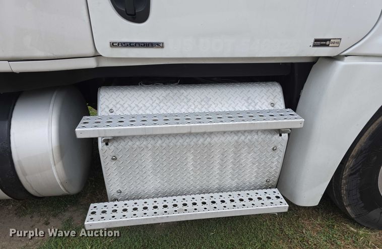 image for item DR3997 2012 Freightliner Cascadia semi truck