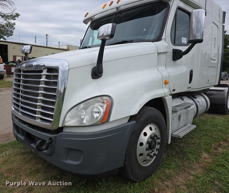 image for item DR3997 2012 Freightliner Cascadia semi truck