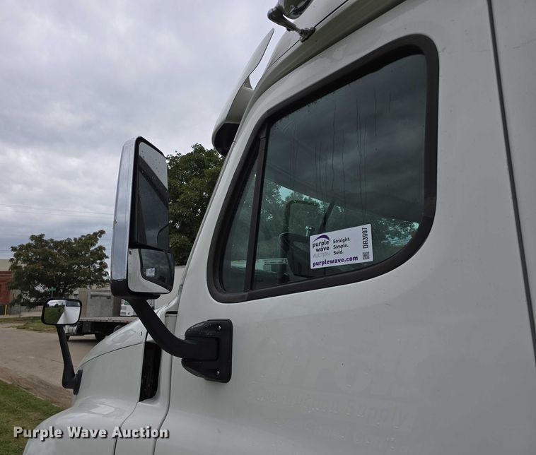 image for item DR3997 2012 Freightliner Cascadia semi truck