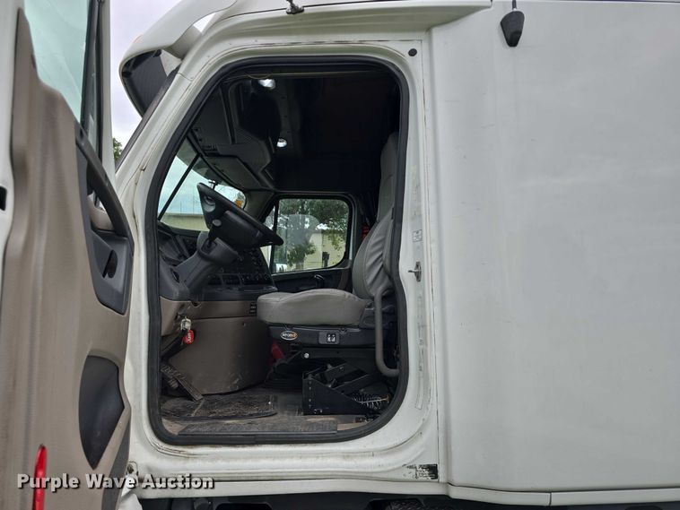 image for item DR3997 2012 Freightliner Cascadia semi truck