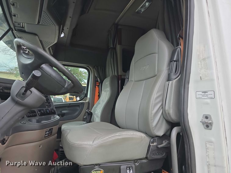 image for item DR3997 2012 Freightliner Cascadia semi truck