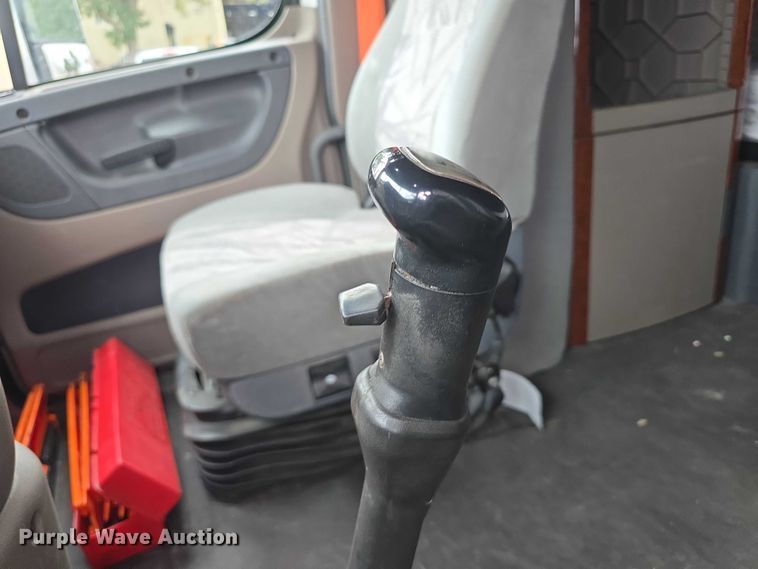 image for item DR3997 2012 Freightliner Cascadia semi truck