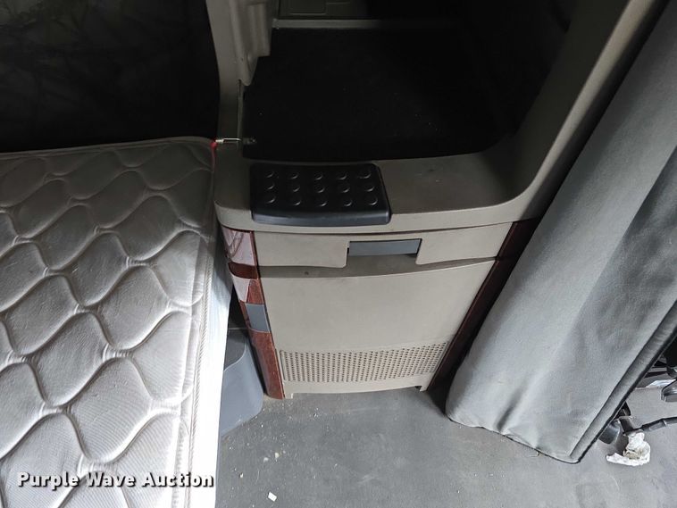 image for item DR3997 2012 Freightliner Cascadia semi truck