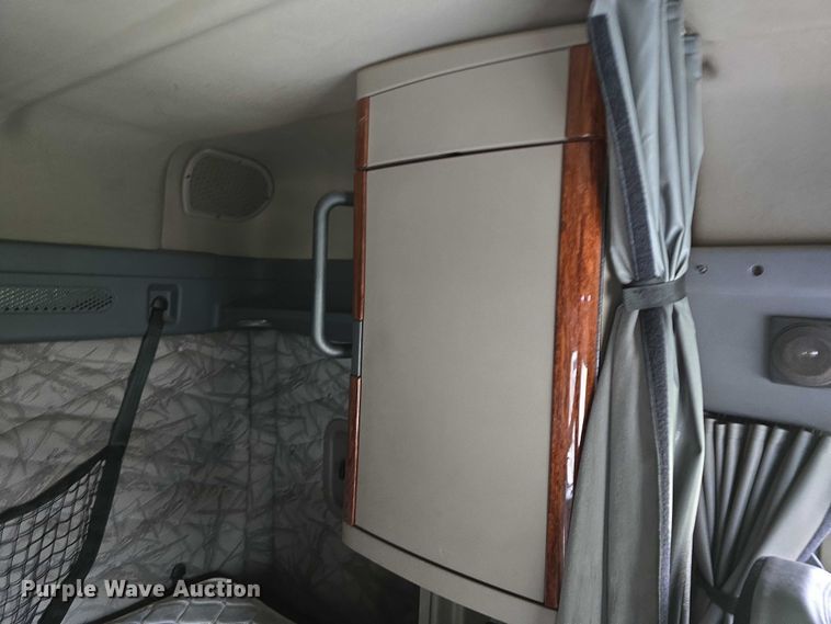 image for item DR3997 2012 Freightliner Cascadia semi truck