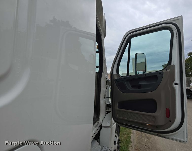 image for item DR3997 2012 Freightliner Cascadia semi truck