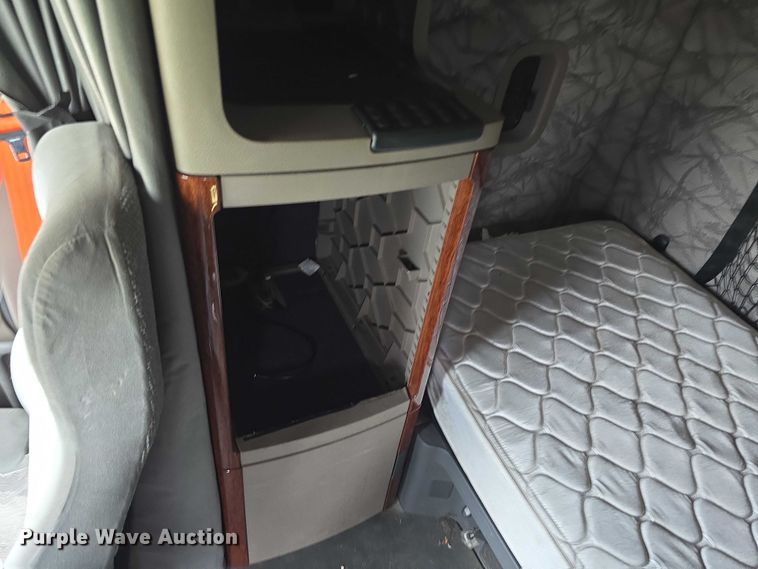 image for item DR3997 2012 Freightliner Cascadia semi truck