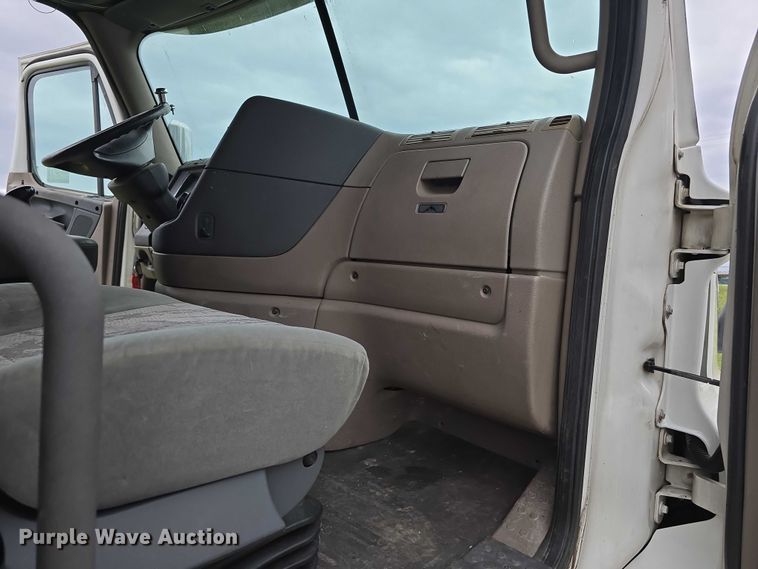 image for item DR3997 2012 Freightliner Cascadia semi truck