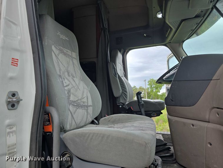 image for item DR3997 2012 Freightliner Cascadia semi truck