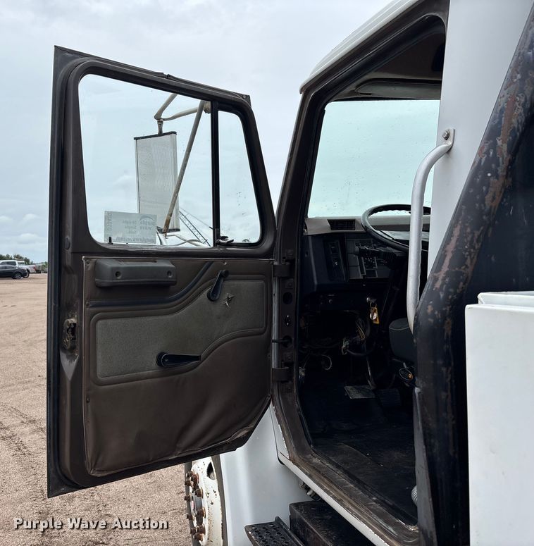 image for item DT3425 1996 International 4900 reel truck