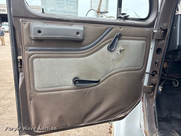 image for item DT3425 1996 International 4900 reel truck