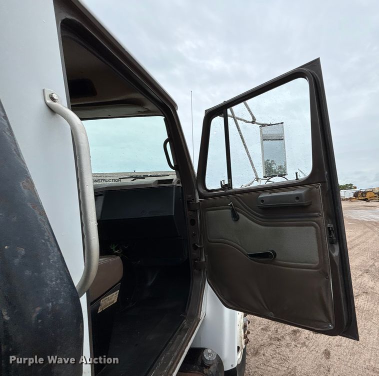 image for item DT3425 1996 International 4900 reel truck