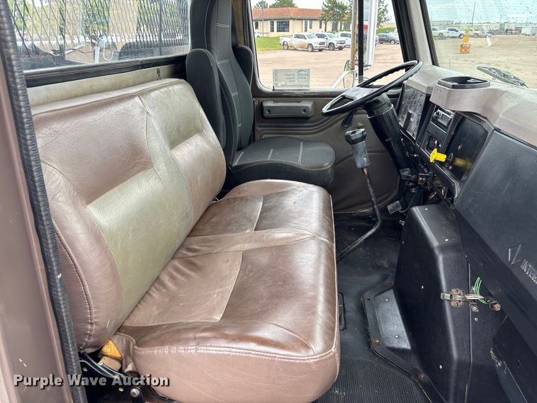 image for item DT3425 1996 International 4900 reel truck