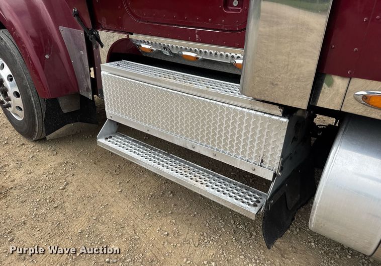 image for item DW3381 2007 International 9900ix Semi Truck