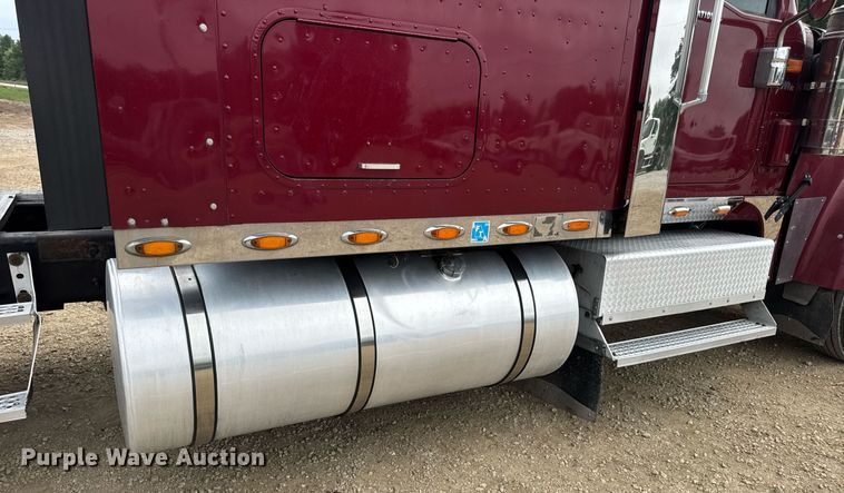 image for item DW3381 2007 International 9900ix Semi Truck